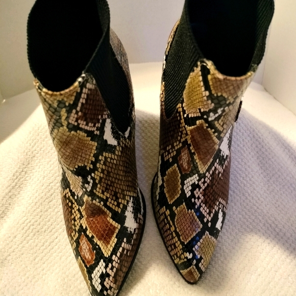 Qupid Women's Rubber Elastic Gore Pointy Toe Ankle Booties Snakeskin look Sz 6 - Picture 7 of 13